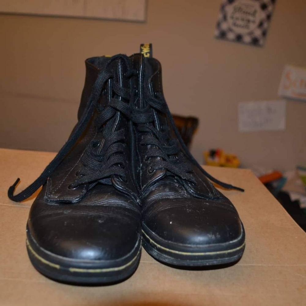 Dr. Martens leyton 7-eye boots